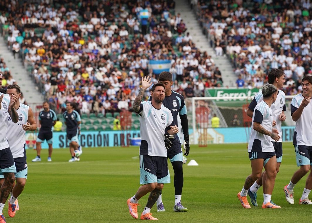 Äußerst beliebt! 20.000 Fans schauen der argentinischen Mannschaft beim Training zu, argentinische Medien sagen voraus, dass Messi in der Startelf stehen wird