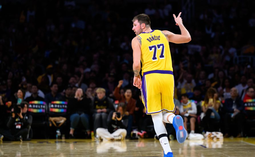 Doncic erzielte in den ersten beiden Spielen 92 Punkte und war damit der erste Spieler in der Geschichte, der in zwei aufeinanderfolgenden Spielen 40+10+5 erzielte.