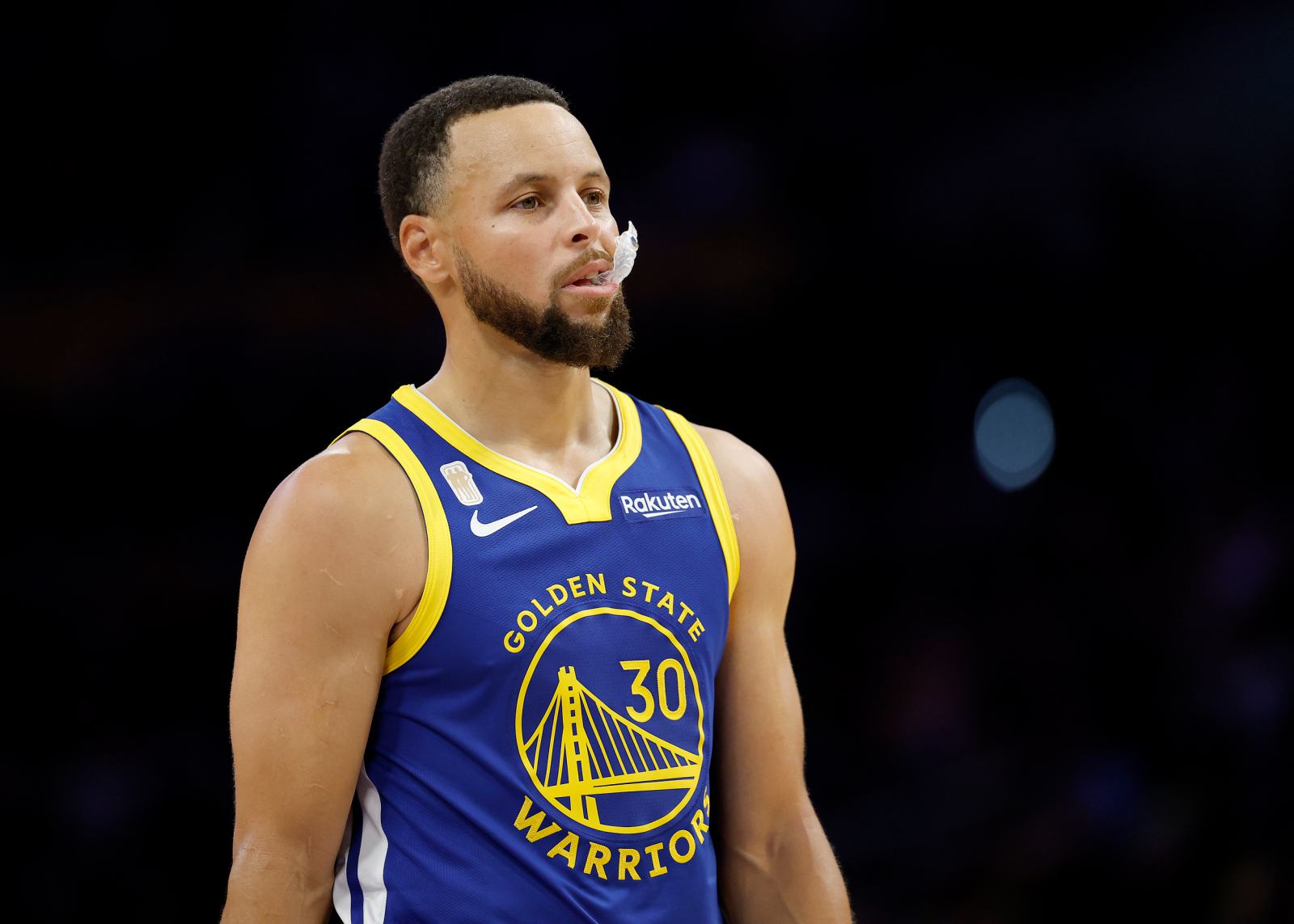 Curry erzielte hintereinander mehr als 30 Punkte und steuerte 35+6+2 Blocks bei, was allein schwer zu unterstützen ist.