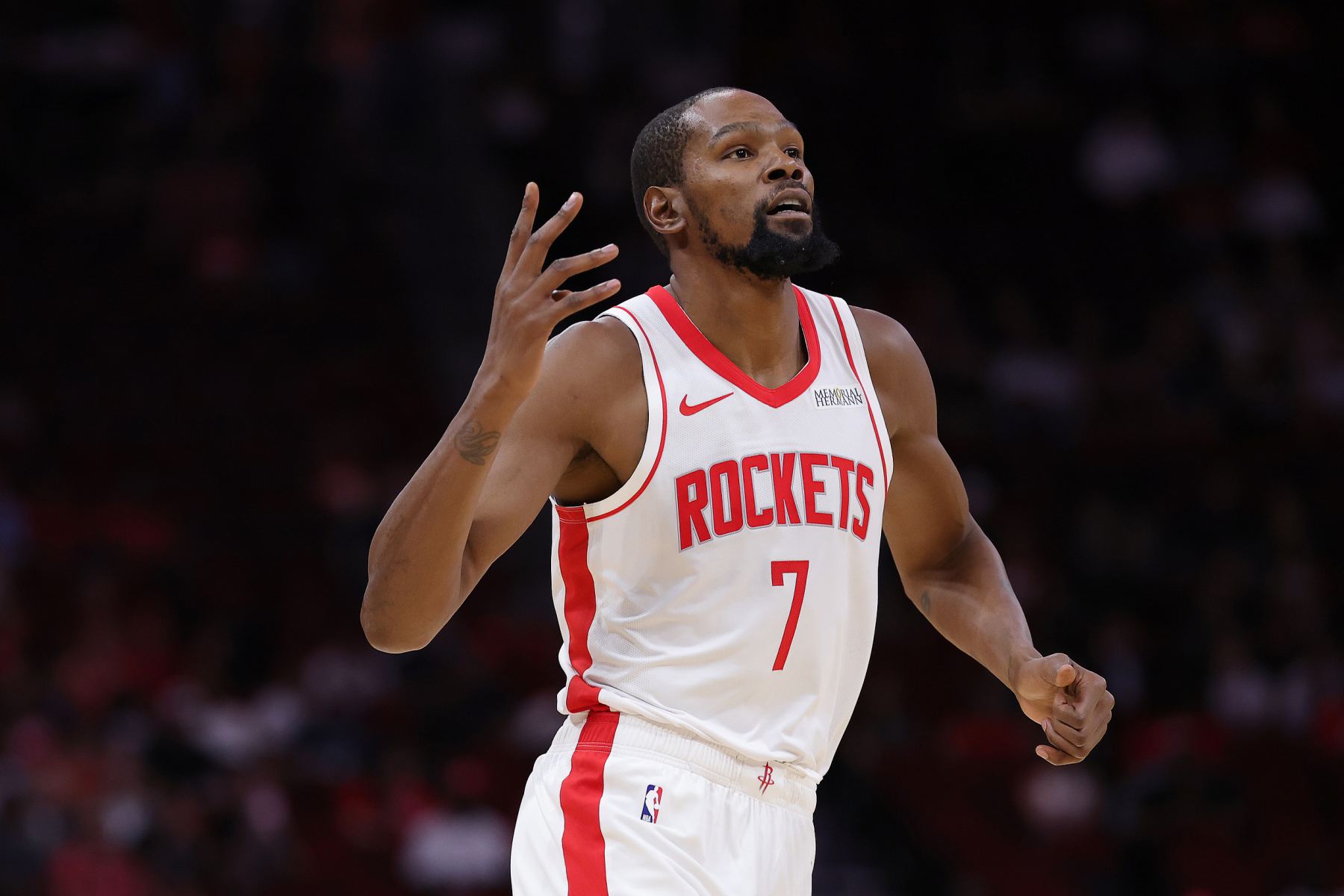Geben Sie Ihr Bestes! Durant machte in seinem ersten Heimspiel 9 von 18 Schüssen und erzielte 37 Punkte.