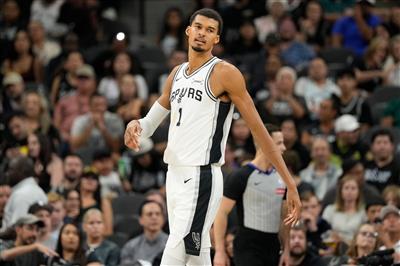 Bunyama hatte 29 Punkte, 11 Rebounds und 9 Blocks, hatte aber ein Plus-Minus von -12 und verließ das Spiel mit sechs Fouls.