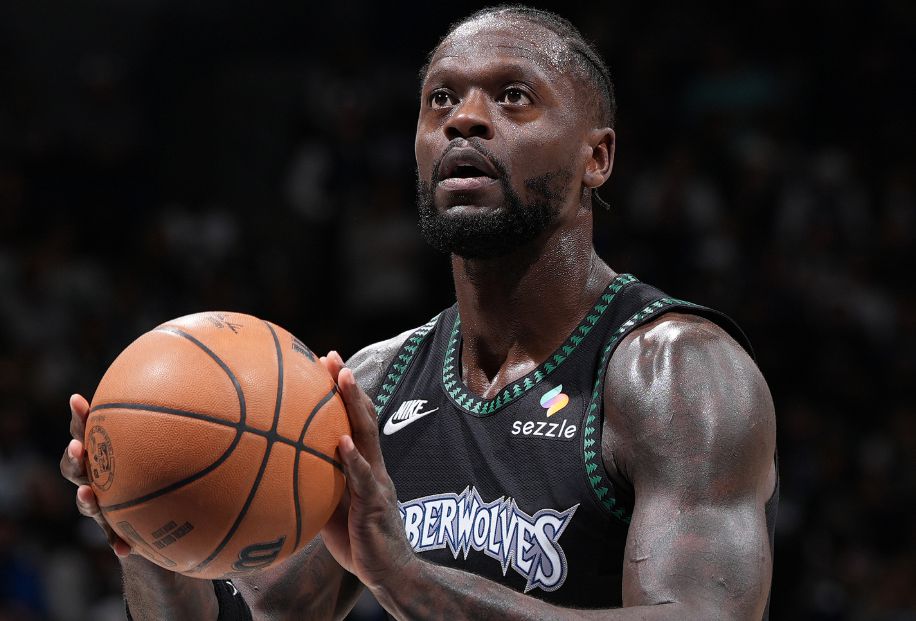 Es gibt keine Möglichkeit, es zu retten! Randle machte 12 von 21 Schüssen und erzielte 32 Punkte, 5 Rebounds und 4 Assists.
