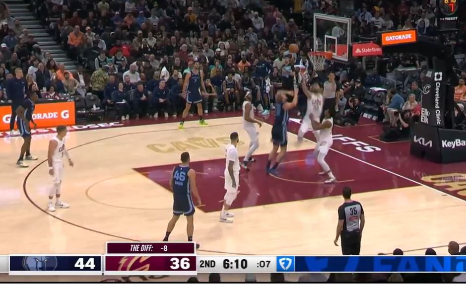 Drei Cavaliers erzielten zur Halbzeit zweistellige Punkte, Allen erzielte 10 Punkte, 5 Rebounds und folgte der Bewegung immer noch mit 7 Punkten